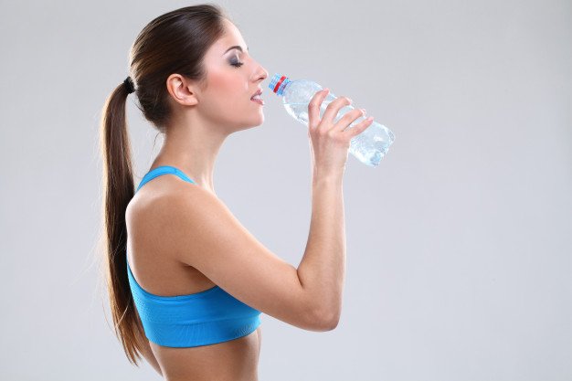 4 Do's & Don'ts Skin Care Tips While or After Your Workout beautiful-Caucasian-woman-fitwear-drinking-water-hydrating-her-body