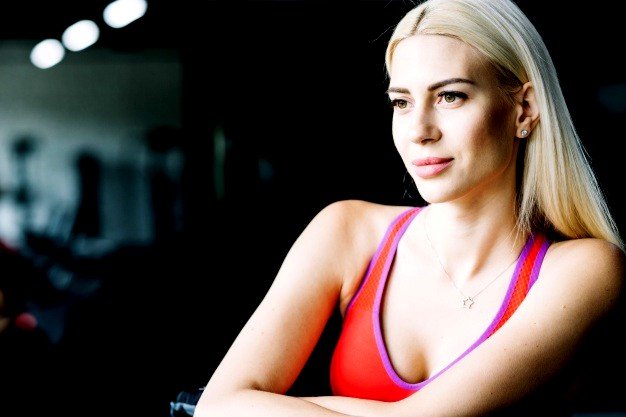 4 Do's & Don'ts Skin Care Tips While or After Your Workout portrait-blonde-woman-with-makeup-during-workout