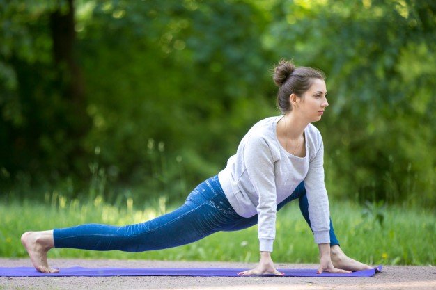 4 Do's & Don'ts Skin Care Tips While or After Your Workout stretching-exercises-park-alley-wearing-tight-clothes