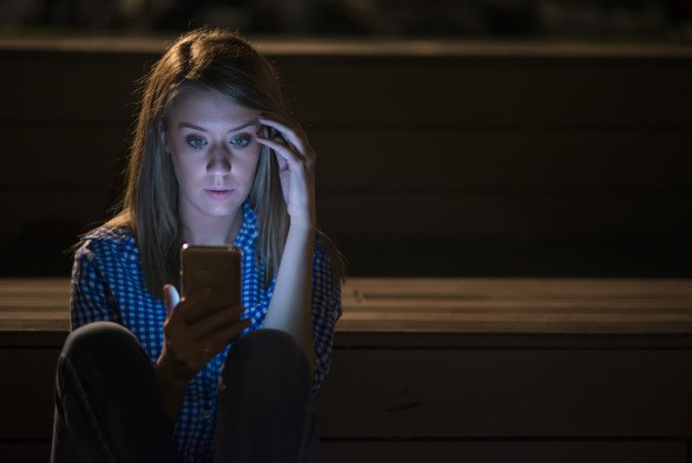 How to Fall Asleep Fast (10 Proven Effects of Sleep Deprivation) women before bed using phone and disturb